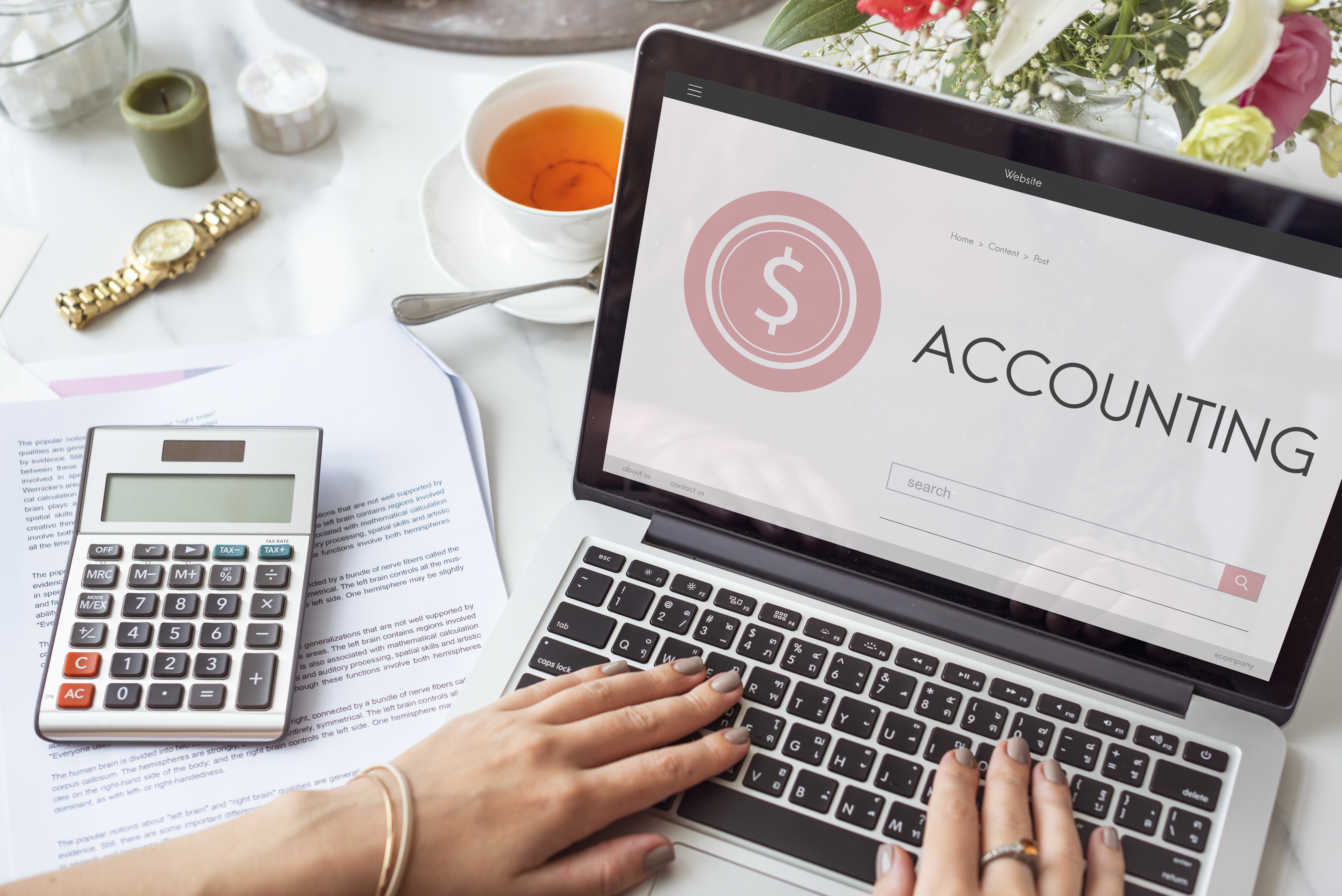 Freelancer using bookkeeping software on a laptop in a home office